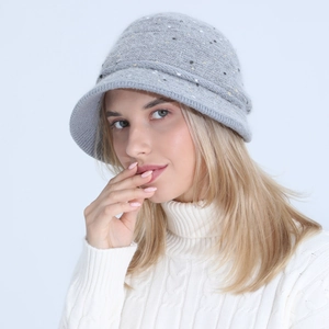 Détails de la texture du bonnet en tricot gris avec sequins et doublure polaire