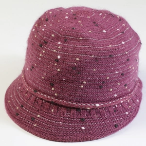Détails de la texture tricotée d'un chapeau cloche d'hiver violet chaud moucheté