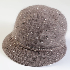 Détail d'un chapeau cloche tricoté café avec texture pelucheuse et mouchetures colorées