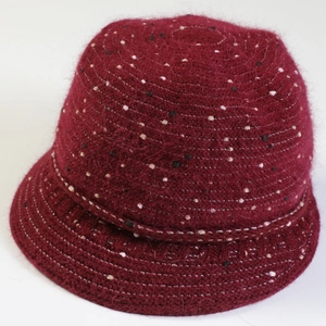Détail du chapeau cloche tricoté bordeaux avec fourrure de lapin et mouchetures colorées