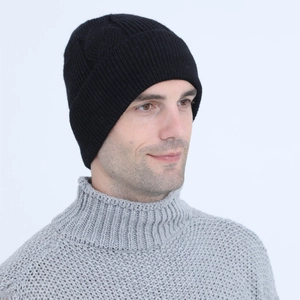 Detailed close-up of men's cable knit beanie featuring thick vertical ribbed texture