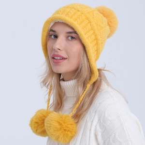 Berretto in maglia giallo con paraorecchie, pompon in pelliccia e fodera polare