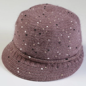 Détail du tissage du chapeau pêcheur mauve en maille avec des points colorés élégants