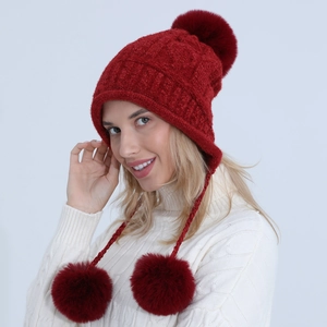 Berretto da donna in maglia bordeaux con paraorecchie e tre pompon morbidi