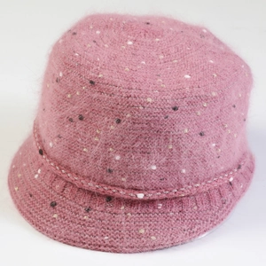Détail de la texture d'un chapeau cloche rose en maille pelucheuse douce et chaude