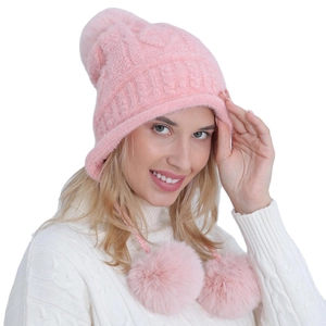Berretto invernale rosa in maglia a trecce con paraorecchie e morbidi pompon decorativi