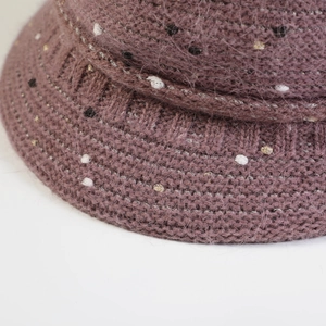 Gros plan du bonnet en tricot rose avec fil de peluche doux et paillettes brillantes