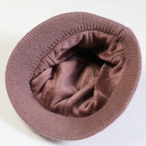 Détail de la doublure polaire douce et du bord côtelé sur un chapeau d'hiver chaud