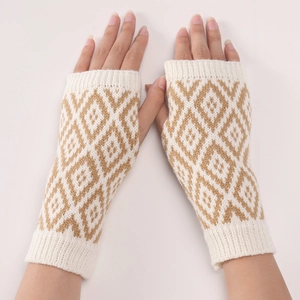 Gedetailleerde gebreide textuur en geometrisch ruitpatroon op de vingerloze armwarmers