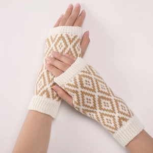 Detail van gebreide vingerloze handschoenen met bruin ruitpatroon en geribbelde manchetten