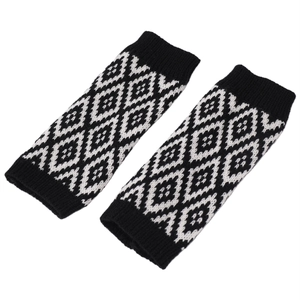 Gebreide armwarmers met zwart-wit ruitpatroon en geribbelde manchetten op witte achtergrond