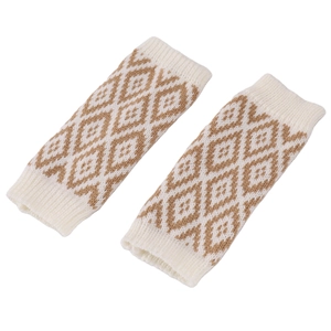 Detail van gebreide armwarmers met bruin ruitpatroon en elastische geribde boorden