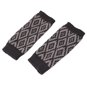Detailweergave van gebreide armwarmers met grijze ruitpatronen en geribde boorden