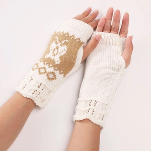 Dettaglio di guanti senza dita in maglia beige con jacquard farfalla e bordo in pizzo