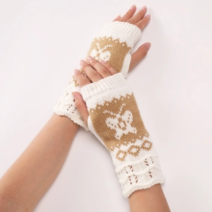 Dettaglio dei manicotti in maglia bianco e cammello con jacquard a farfalla e pizzo