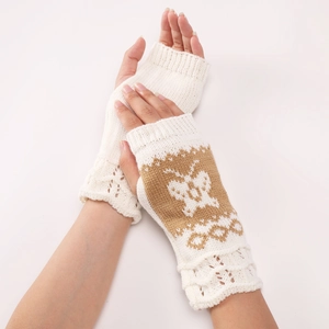 Dettagli di guanti in maglia color crema con motivo a farfalla e polsini in pizzo