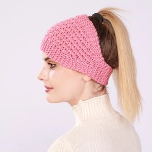 Bandeau en grosse maille rose avec ouverture pour queue de cheval pour l'hiver