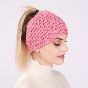 Gros plan du bandeau tricoté rose sur un modèle avec texture chaude pour l'hiver