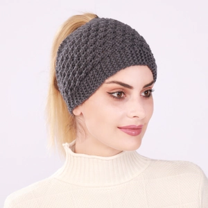 Détail du bandeau en maille gris foncé montrant la texture et le protège-oreilles