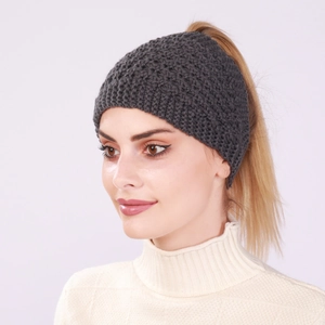 Détail du bandeau en maille gris foncé avec ouverture pour queue de cheval pour l'hiver
