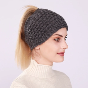 Détail du bandeau en maille épaisse gris foncé avec trou pour queue de cheval d'hiver