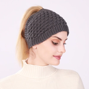 Détail du bandeau en maille gris foncé montrant la texture épaisse pour l'hiver