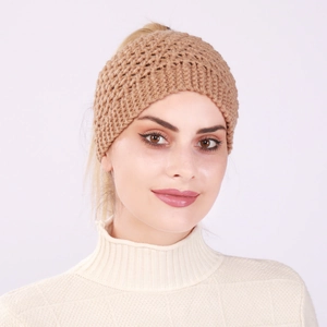 Gros plan sur le bandeau en maille camel pour femme montrant la texture épaisse au crochet