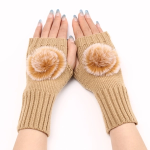 Gants en tricot kaki sans doigts avec grands pompons en fausse fourrure et poignets côtelés