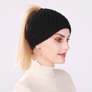 Détail du bandeau tricoté noir pour femme montrant la texture au crochet sur la queue