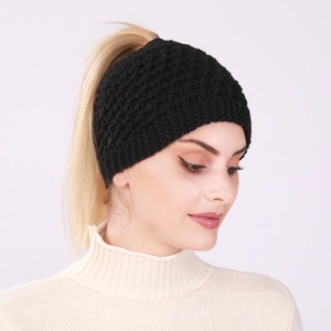 Détail d'un bandeau en tricot noir pour femme montrant la texture épaisse sur un modèle
