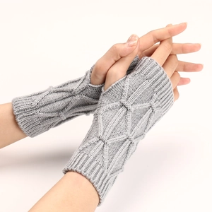 Détail de mitaines en maille gris clair avec motifs de losanges en relief