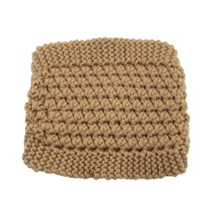 Détail montrant la texture tricotée épaisse et le motif ondulé de ce bandeau d'hiver