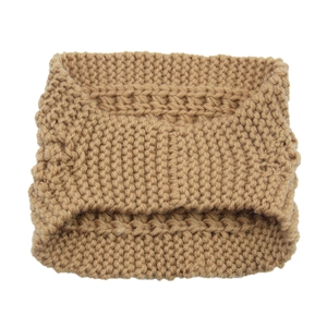 Détail macro du bandeau d'hiver tricoté camel avec texture ondulée et protection d'oreilles