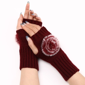 Détails de gants en tricot rouge foncé avec pompons bicolores en fausse fourrure douce