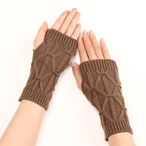 Gros plan sur les mitaines en tricot marron avec motif géométrique de losanges