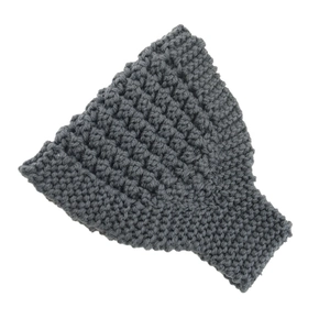 Gros plan détaillé du bandeau en maille gris foncé avec texture de point pop-corn