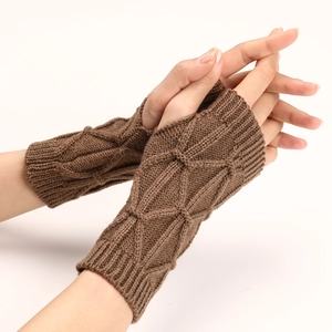 Vue détaillée de mitaines tricotées marron foncé avec motif de losanges et poignets