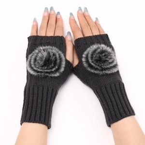Mitaines tricotées gris foncé pour femmes avec pompon en fausse fourrure élégant