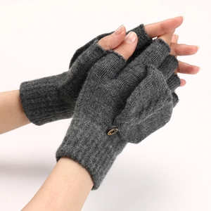 Détail de mitaines en tricot torsadé gris foncé avec boutons en bois pour l'hiver