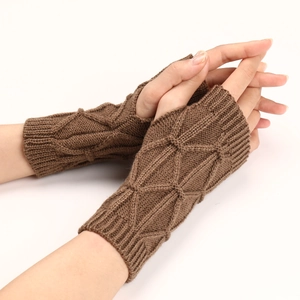 Détail de gants en tricot marron sans doigts avec motif à losanges et torsades