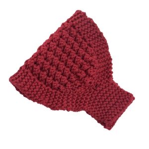 Détail du bandeau tricoté bordeaux montrant le motif de point de croix texturé pour l'hiver