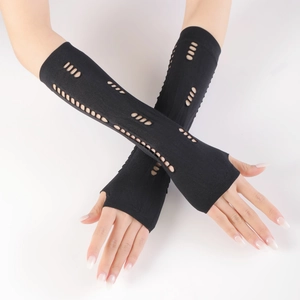 Dettaglio dei manicotti in maglia nera con design strappato e foro per il pollice