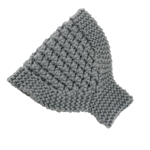 Gros plan du motif de tricot épais gris et de la texture du bandeau d'hiver chaud