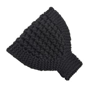 Détail de la texture en maille épaisse d'un bandeau d'hiver noir pour femme