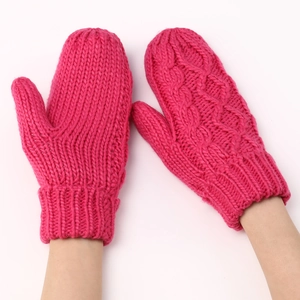 Detalle de punto de ochos en manoplas de invierno gruesas magenta para mujer de calidad