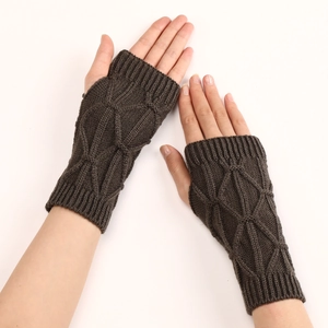 Détail du tricot torsadé des mitaines marron foncé avec finitions en côtes élastiques