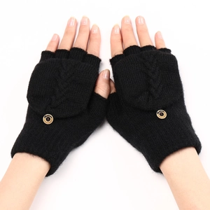 Détail de la maille torsadée et du bouton sur les gants convertibles noirs sans doigts