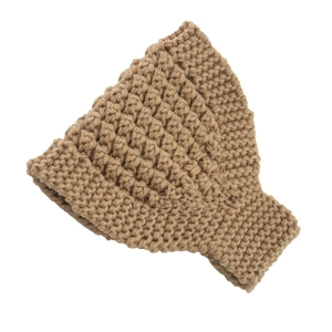 Gros plan du bandeau en tricot kaki montrant la texture côtelée épaisse et la laine chaude