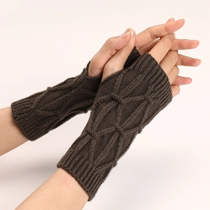 Détail de mitaines en tricot marron café avec motif losange et poignets côtelés doux