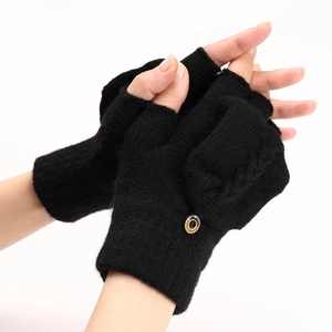 Détail de mitaines noires en maille torsadée avec bouton beige décoratif et rabat